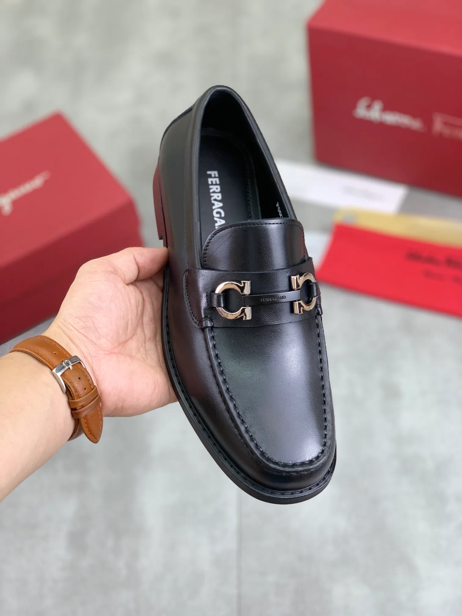 Men's Men's Shoes 💰P460💰[New Style] Water-dyed Niuli 🆘[Salvatore Ferragamo] Ferragamo's latest casual business leather shoes for men! Available at counters simultaneously! The fabric is made of specially imported original calfskin, the lining is made of imported water-dyed cowhide, and the original combination outsole is absolutely luxurious and leads the fashion trend. Matching code: 38-45; 3️⃣ colors available